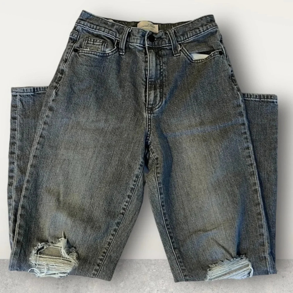 Universal Threads size 2 /26R vintage straight leg jeans washed gray distressing